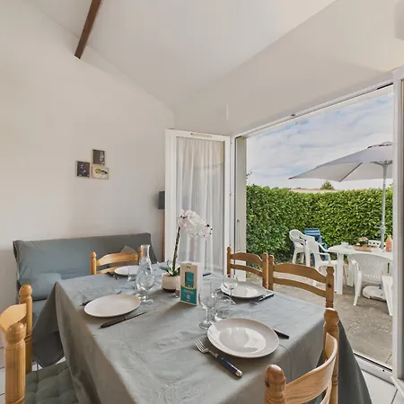 Piscine Commune, Terrasse, Maison Pour 5 *