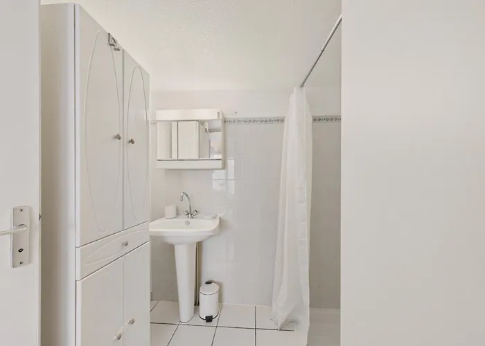 Piscine Commune, Terrasse, Maison Pour 5