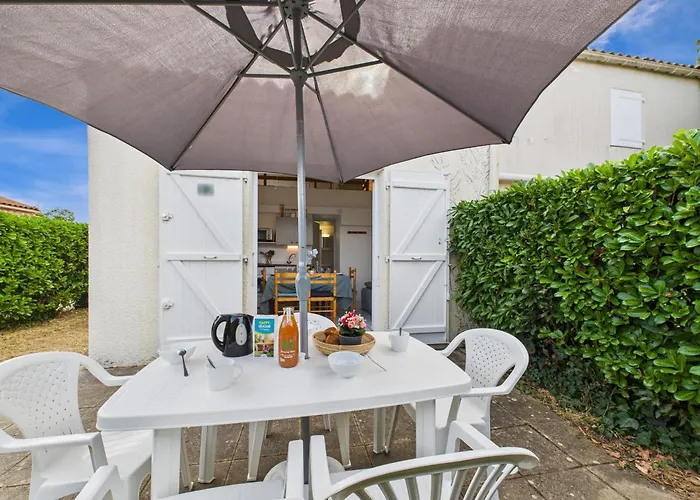 Piscine Commune, Terrasse, Maison Pour 5 Saint-Vincent-sur-Jard